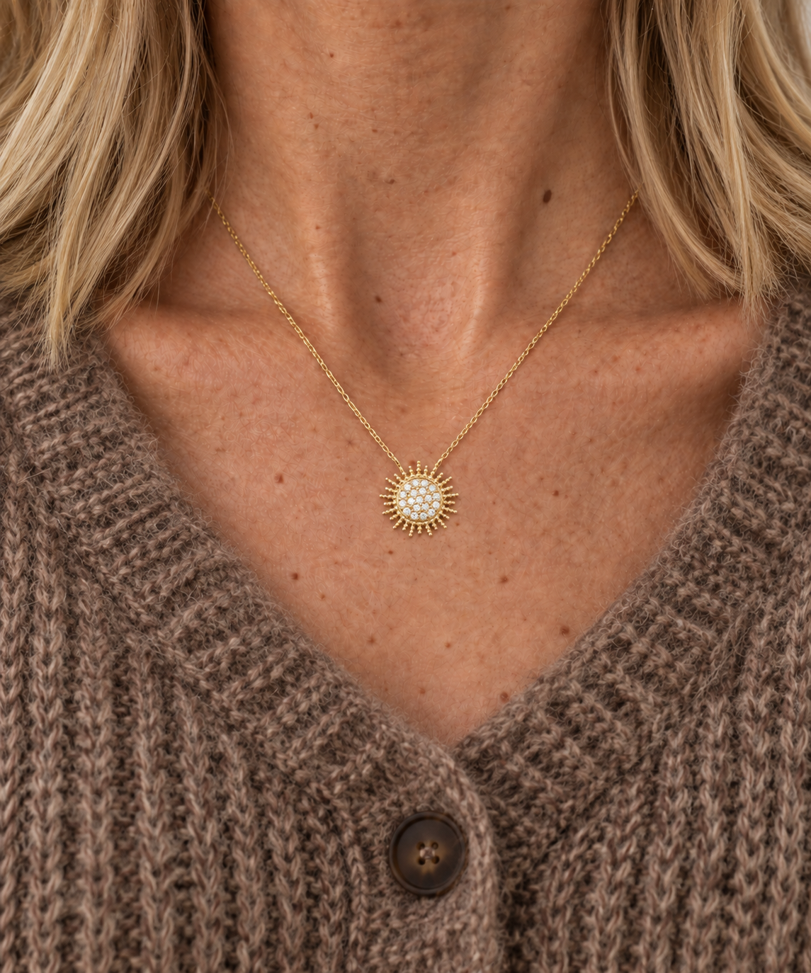Collier Malte plaqué or 3 microns et pendentif soleil avec oxydes de zirconium, porté