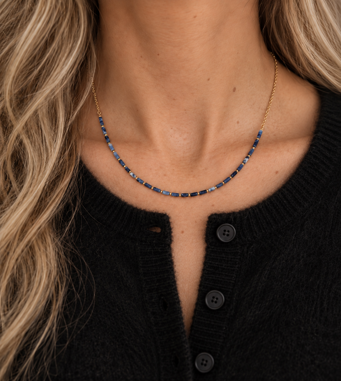 Collier Martinique plaqué or 3 microns, pierres fines sodalite bleue, porté