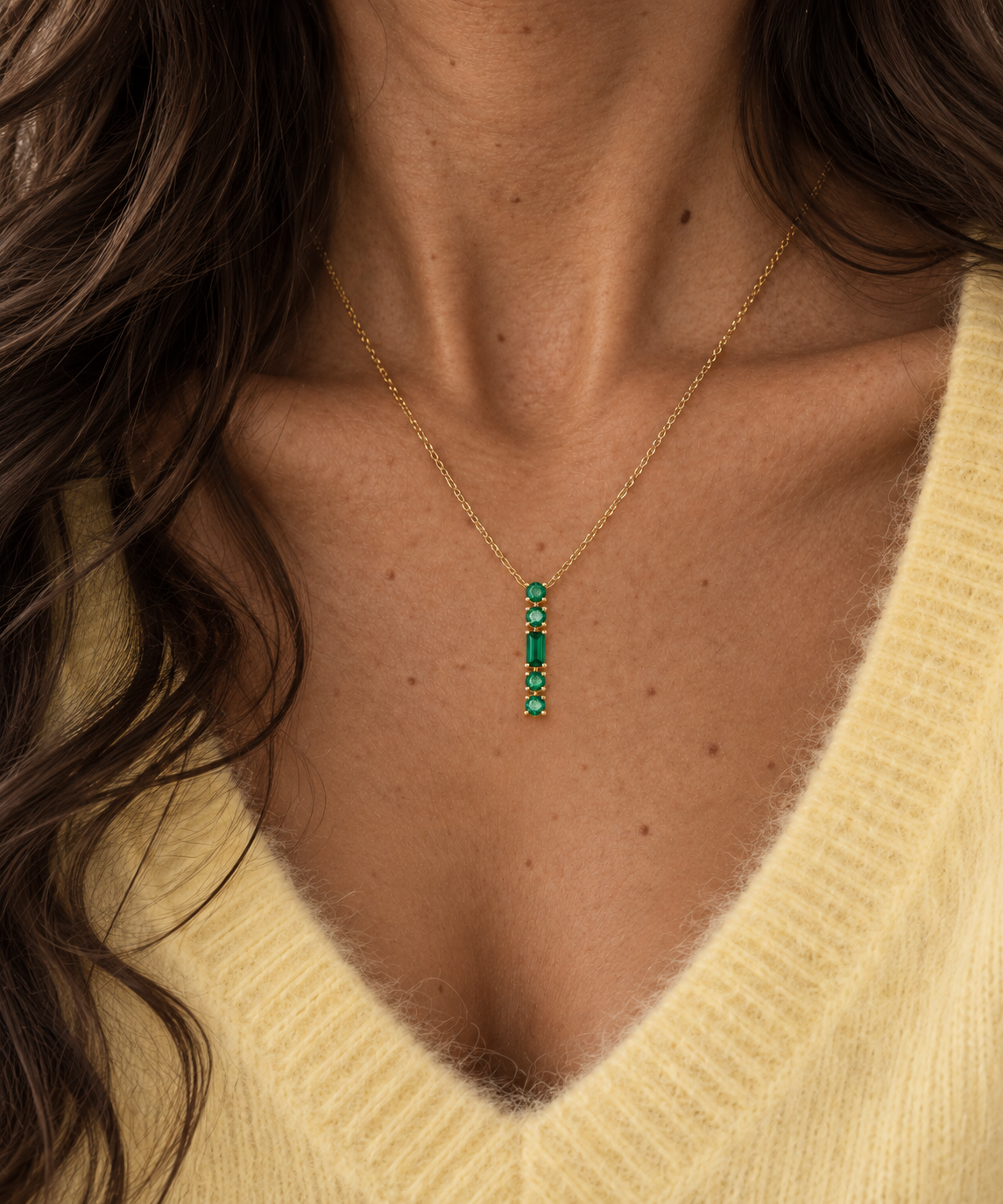 Collier Monte Cristo plaqué or 3 microns avec pendentif oxydes de zirconium verts, porté