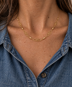 Collier Panama plaqué or 3 microns au motif solaire stylisé, porté