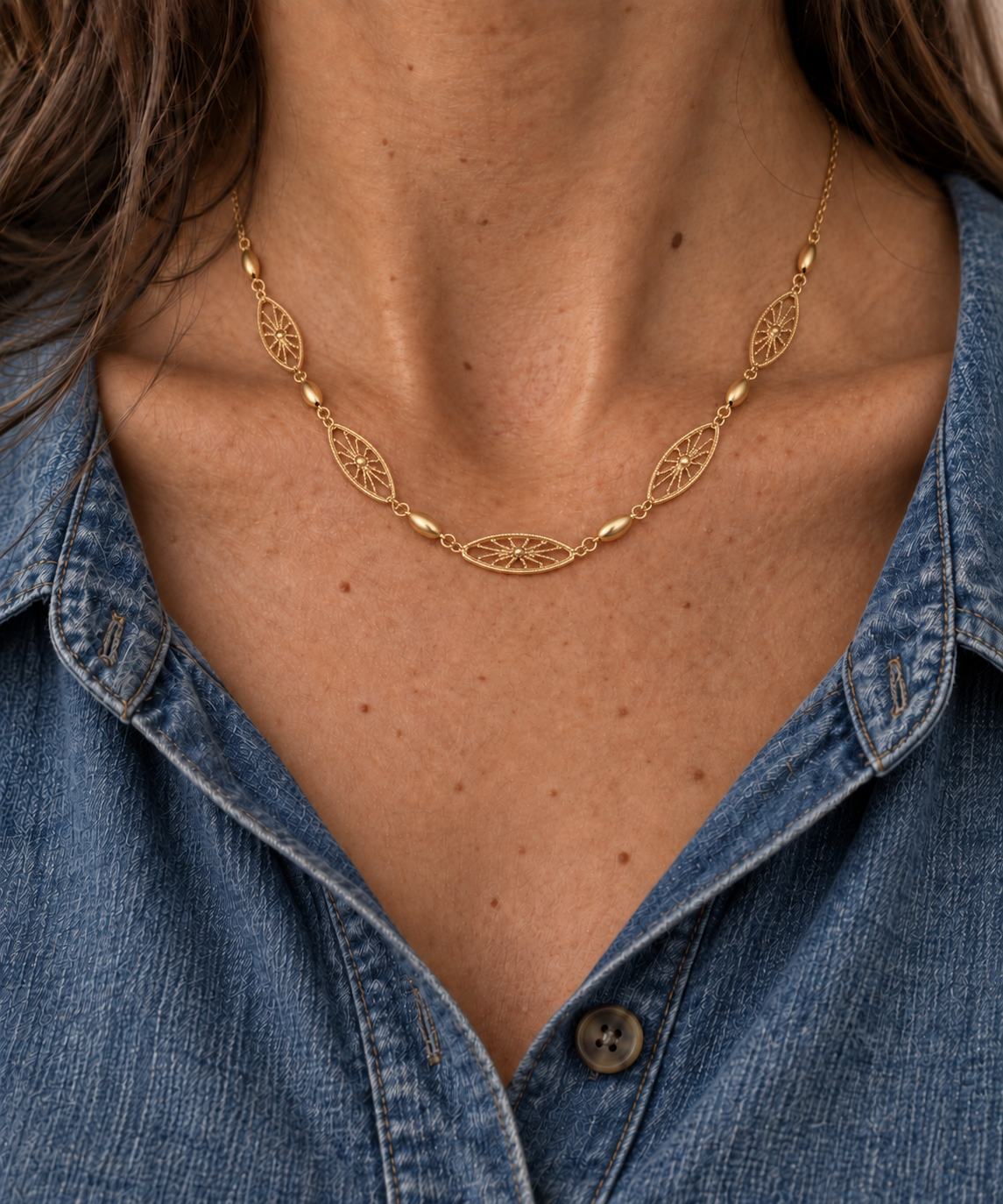 Collier Panama plaqué or 3 microns au motif solaire stylisé, porté