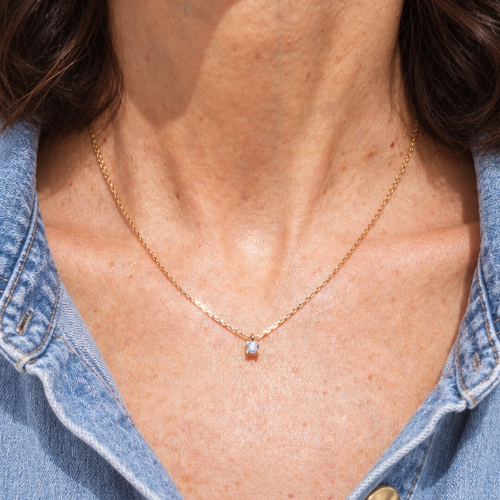 Collier Trinidad plaqué or 3 microns, pendentif solitaire oxyde de zirconium brillant, porté