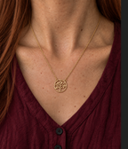 Collier Waikiki plaqué or 3  microns et pendentif arbre de vie, porté